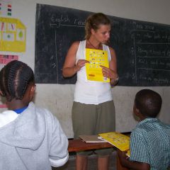 Volunteer teaching at jecaan primary school-dar-photo by moriah arrato gavrish