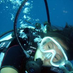 Leona underwater