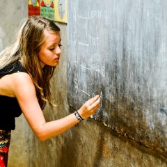 Igb194 - gvi volunteer taking lessons in shimoni